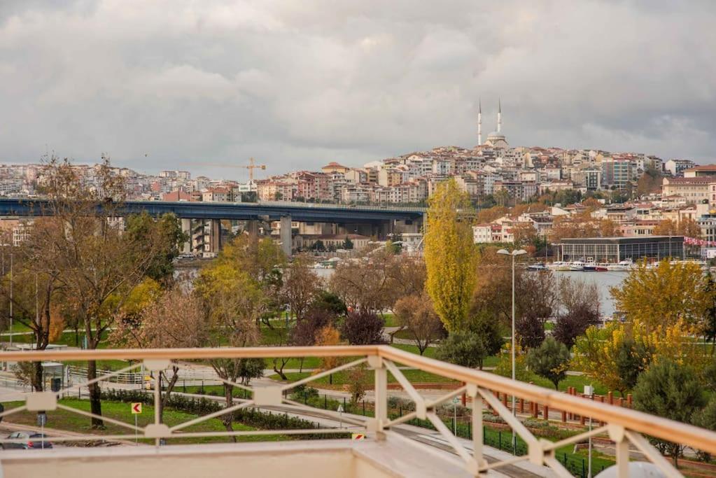 Waterfront Apartment By The Tram - Terrace With Dome & Golden Horn View In Fatih Istanbul Exterior photo