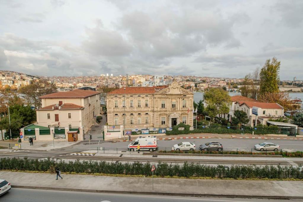 Waterfront Apartment By The Tram - Terrace With Dome & Golden Horn View In Fatih Istanbul Exterior photo